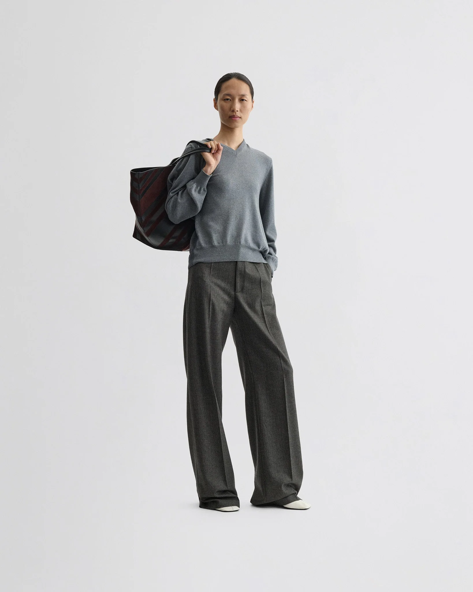 BACKED V-NECK SWEATER | light grey wool - Image 3