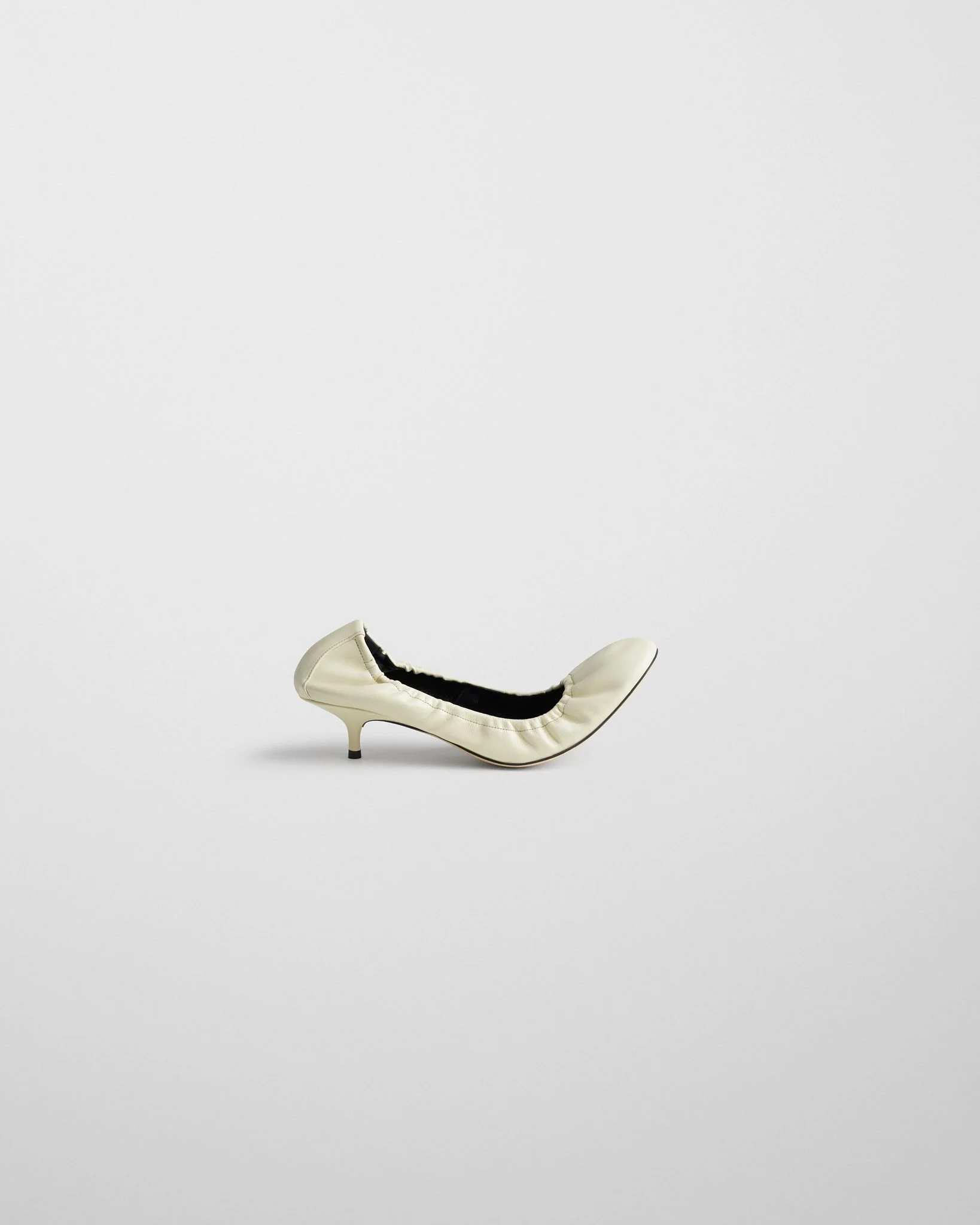 LOW PUCKER PUMP 45 | cream leather