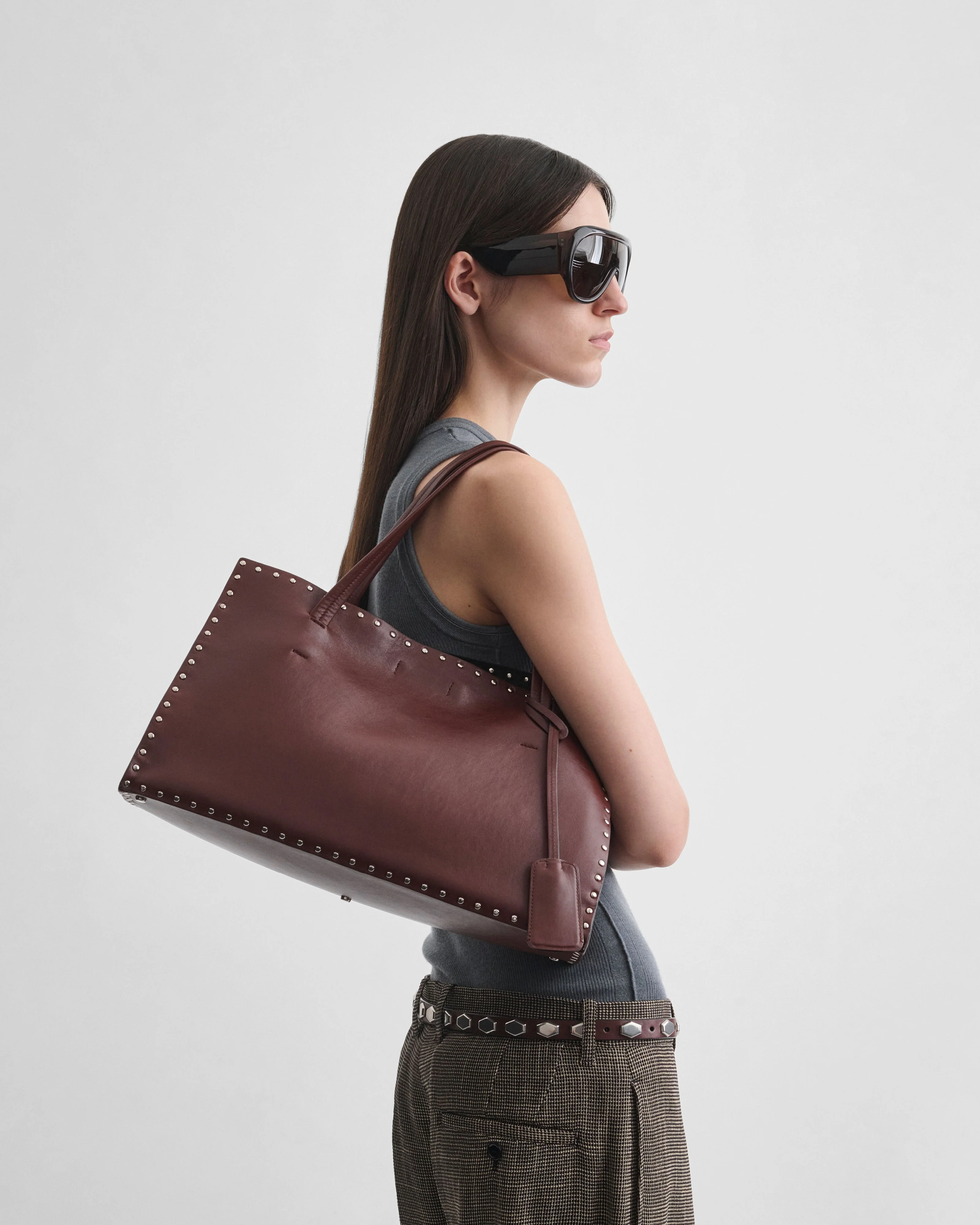 SMALL STUD CABAS | chestnut leather - Image 2